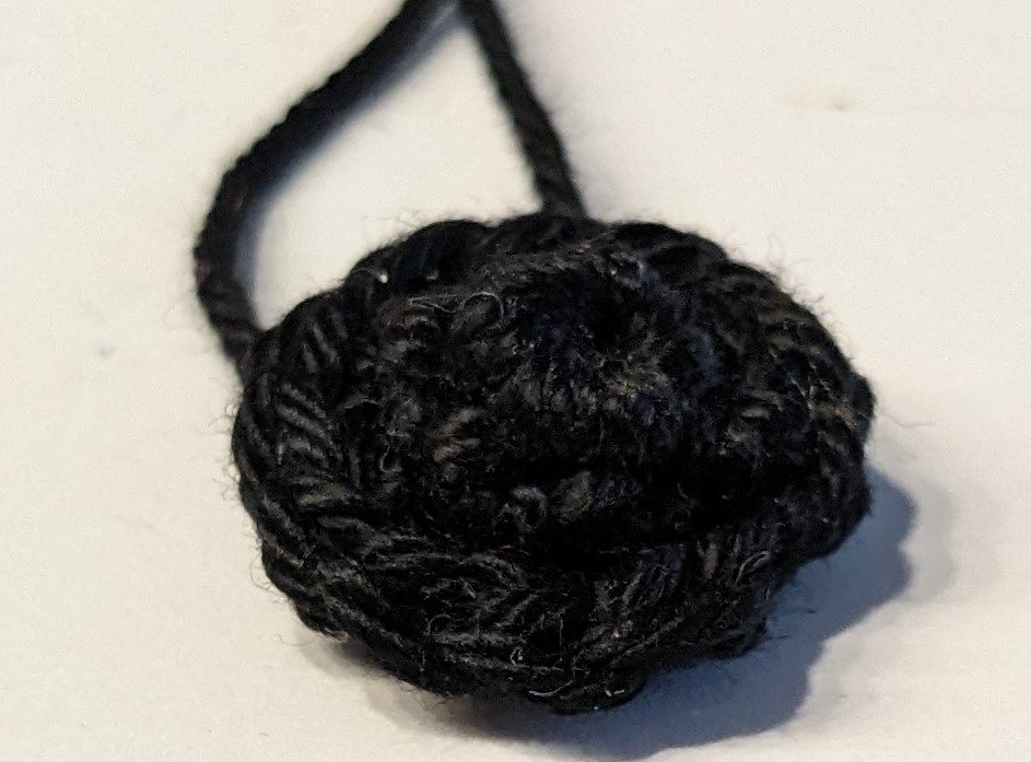 Blog-Inhaltsbild für 'Kostenlose Anleitung Glückswürmchen Sorgenwürmchen Clown mit Haaren und Hut'